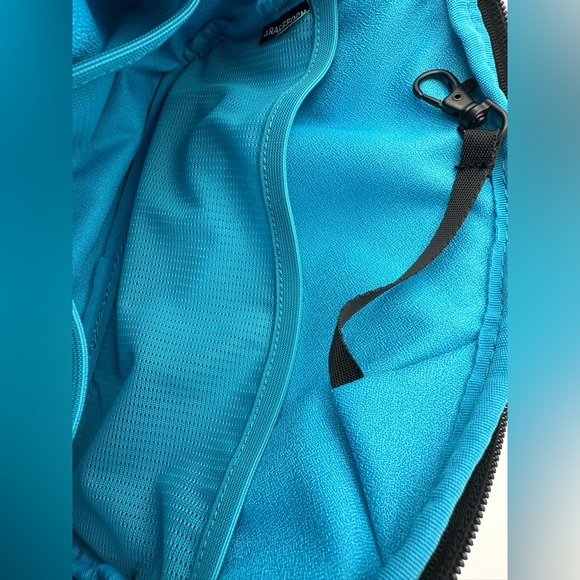 RAREFORM Large Zion Sling Bag Zip Belt Bag Fanny Pack Blue Polka Dot Pattern EUC - Picture 11 of 16